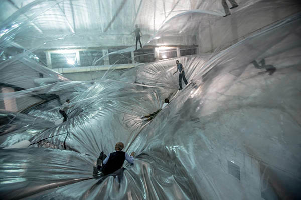 挑戰你的懼高症！大泡泡高空彈彈床