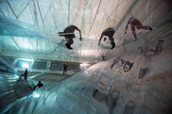 挑戰你的懼高症！大泡泡高空彈彈床