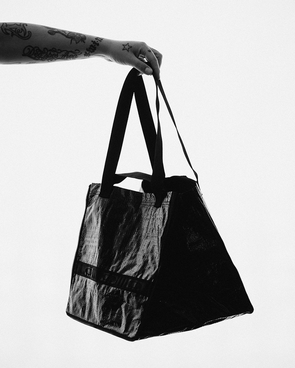 IKEA OBEGRÄNSAD黑色系列！聯名Swedish House Mafia推黑色FRAKTA購物袋、黑膠包