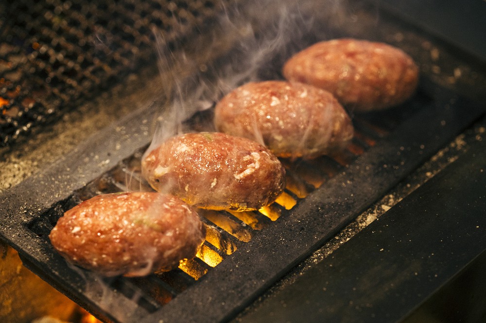 台北赤峰街「挽肉と米」日本漢堡排海外首店！頂級和牛、劇場吧台享受直火炭烤美味