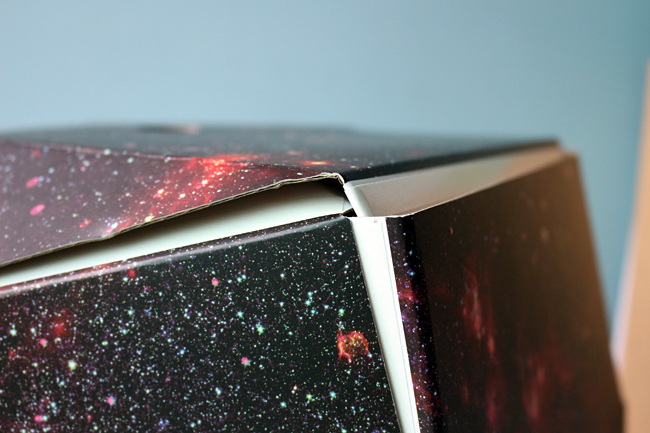 【生活玩物】勾起你家貓咪的紙箱魂！CHAOS 夜光宇宙紙貓屋