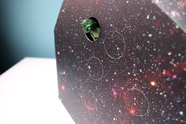 【生活玩物】勾起你家貓咪的紙箱魂！CHAOS 夜光宇宙紙貓屋