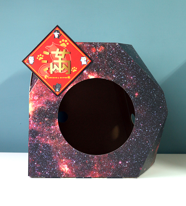 【生活玩物】勾起你家貓咪的紙箱魂!CHAOS 夜光宇宙紙貓屋
