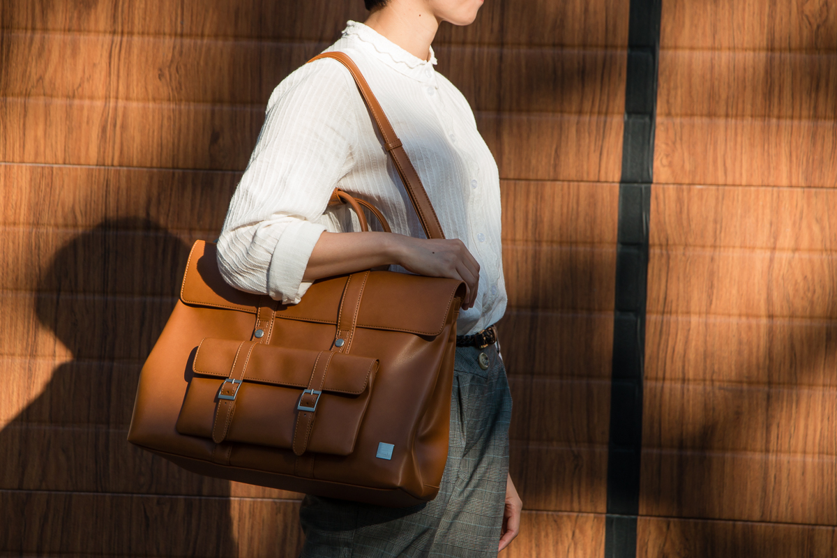 設計控的氣場撐起來！Moshi Treya 英倫風超輕量皮革劍橋包