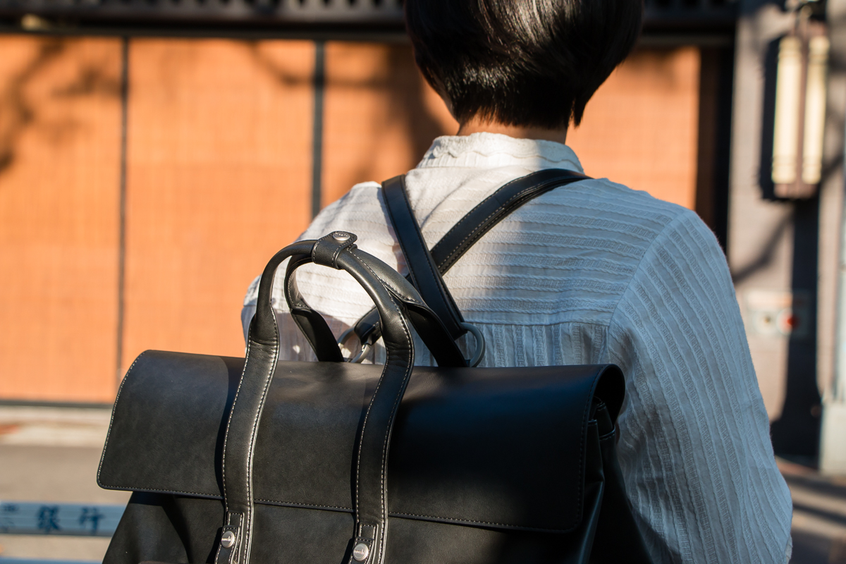 設計控的氣場撐起來!Moshi Treya 英倫風超輕量皮革劍橋包