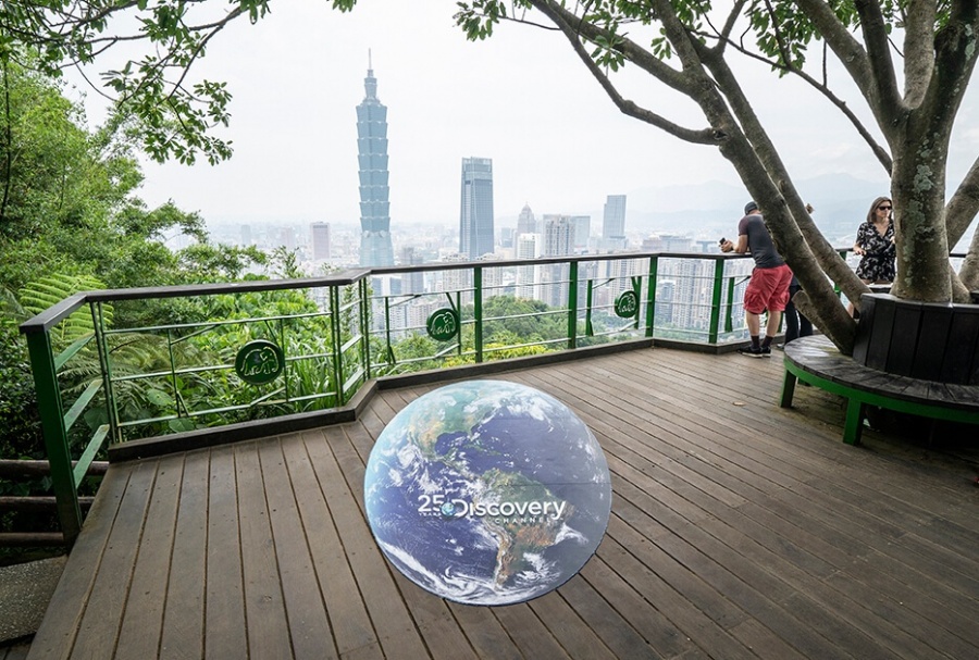 重現阿姆斯壯登月所見的藍色星球「蓋亞」！英國藝術家 Luke Jerram 台北信義區重現 7 米大漂浮地球