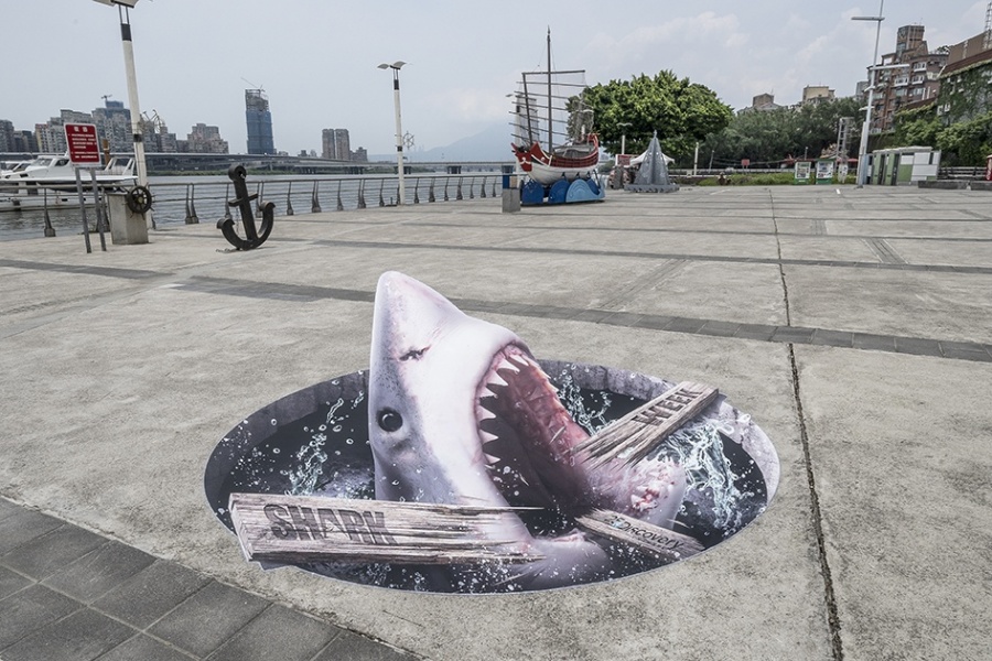 重現阿姆斯壯登月所見的藍色星球「蓋亞」！英國藝術家 Luke Jerram 台北信義區重現 7 米大漂浮地球