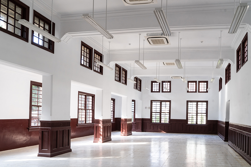 古蹟新竹州圖書館睽違 36 年再開放！3 公尺高書海、光影鏤空海報於經典洗石子建築中亮相