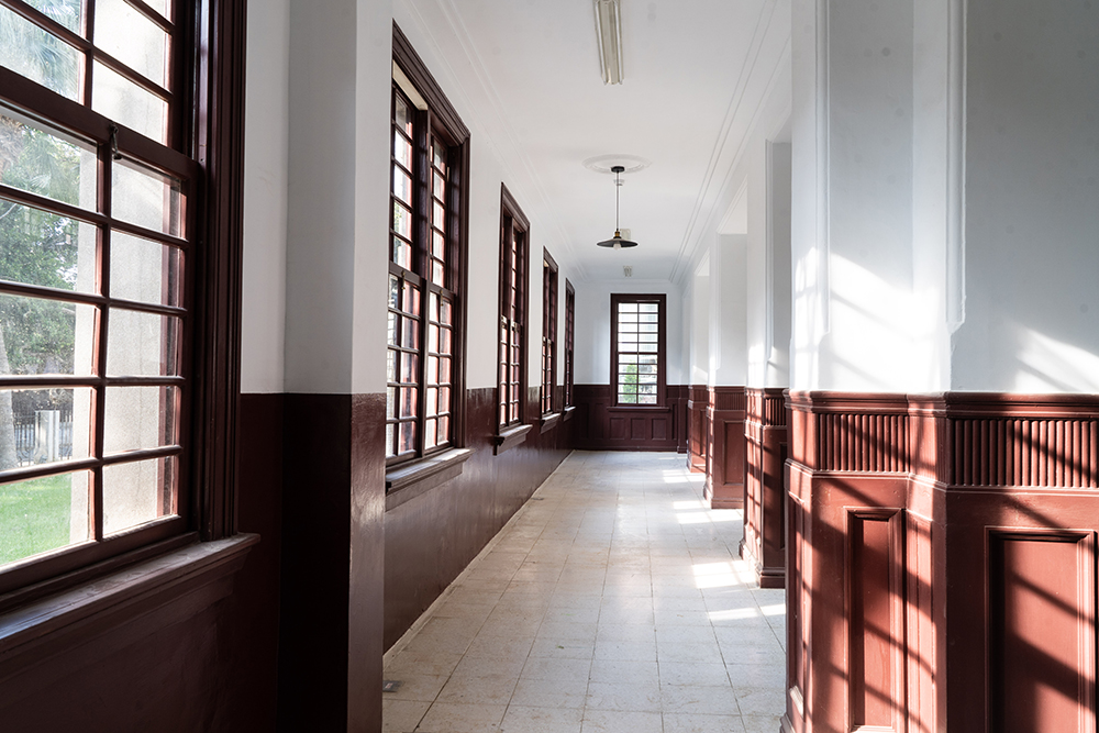 古蹟新竹州圖書館睽違 36 年再開放！3 公尺高書海、光影鏤空海報於經典洗石子建築中亮相