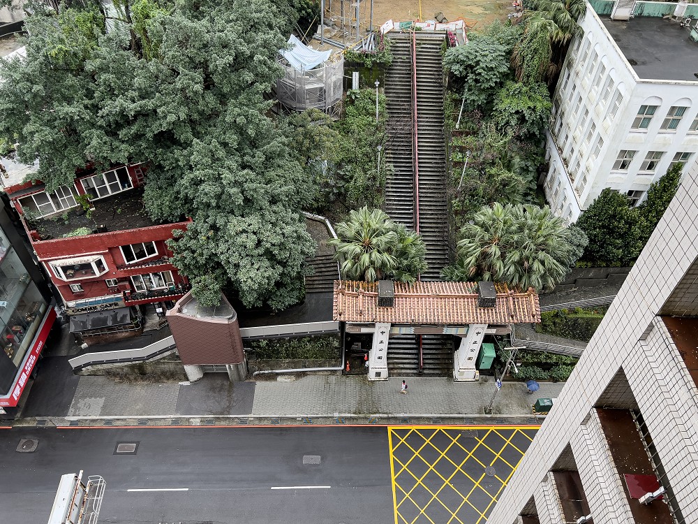 基隆信二路防空洞改造新生！工二建築以燈塔為題翻轉70年陰暗防空洞空間