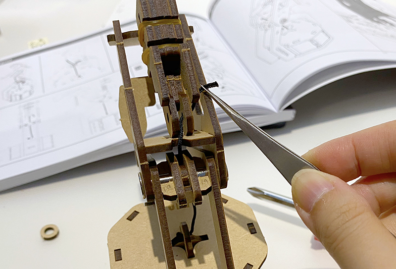 從八歲到八十歲都能玩到瘋掉的桌遊！Armpal遙控戰鬥機械手臂