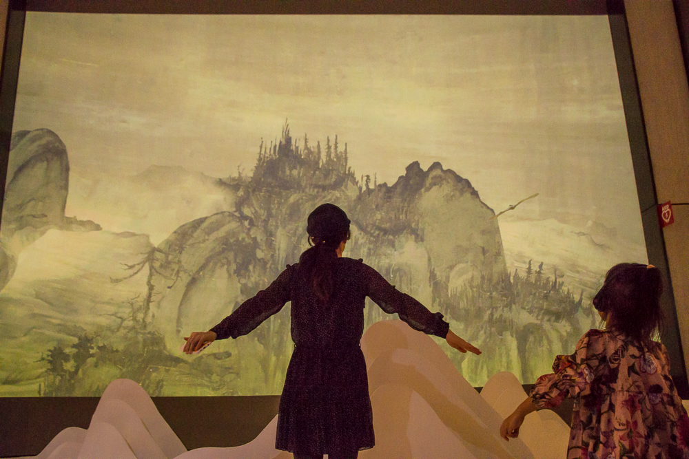 一窺蒙娜麗莎的背後姿態！故宮南院攜手羅浮宮、泰特等世界頂尖博物館推出國際級 VR 大展「故宮南院奇幻嘉年華」