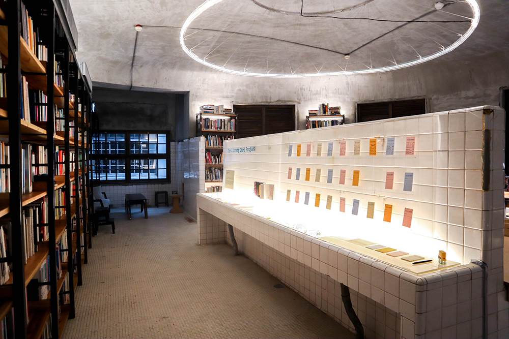 松菸「不只是圖書館」澡堂變身閱讀空間！在老古蹟、花草庭園驗浸泡書澡感受