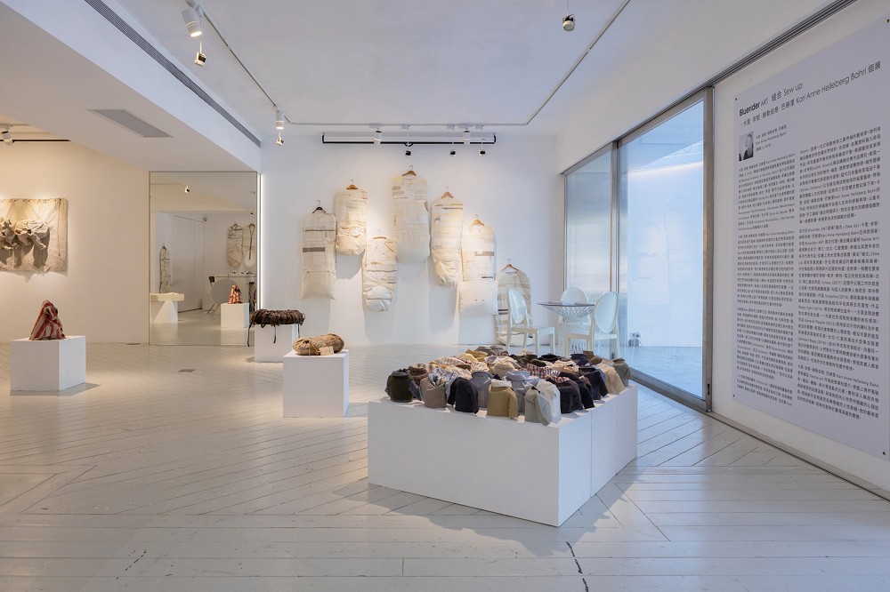 挪威藝術家巴赫里《縫合》台北開展！用舊衣、碎布等織品藝術創作探討情感羈絆