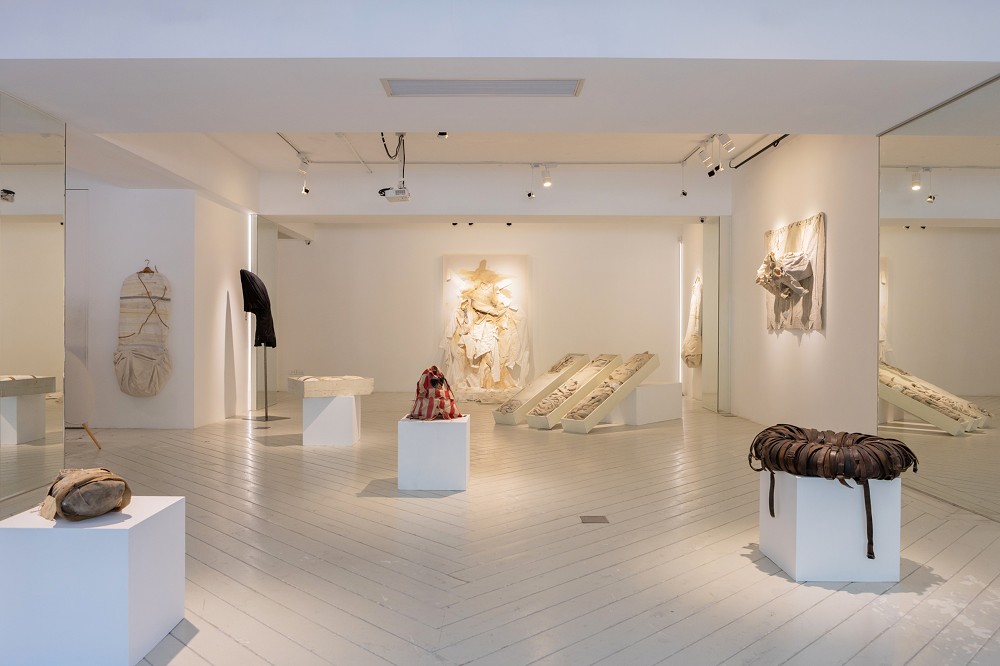 挪威藝術家巴赫里《縫合》台北開展！用舊衣、碎布等織品藝術創作探討情感羈絆