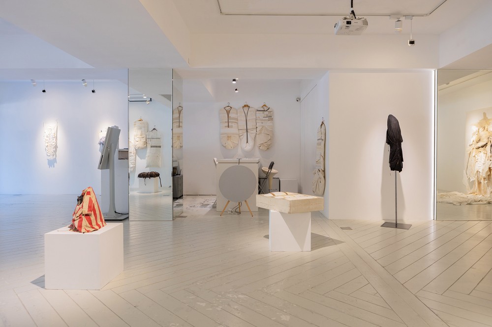 挪威藝術家巴赫里《縫合》台北開展！用舊衣、碎布等織品藝術創作探討情感羈絆