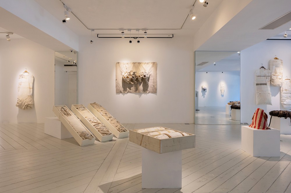 挪威藝術家巴赫里《縫合》台北開展！用舊衣、碎布等織品藝術創作探討情感羈絆