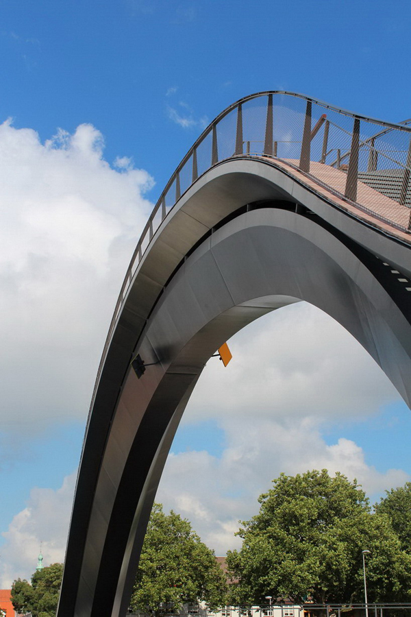 光看腳就軟一半的 Melkweg Bridge