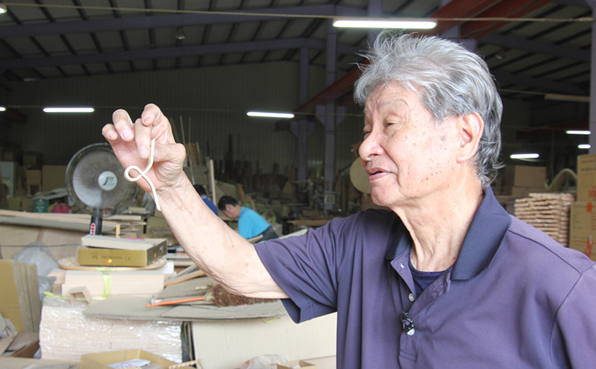 專訪 / 為雞毛撢子、木窗花找到新設計生命能量！台灣傳產工藝復興推手手手企業社設計師姜文中