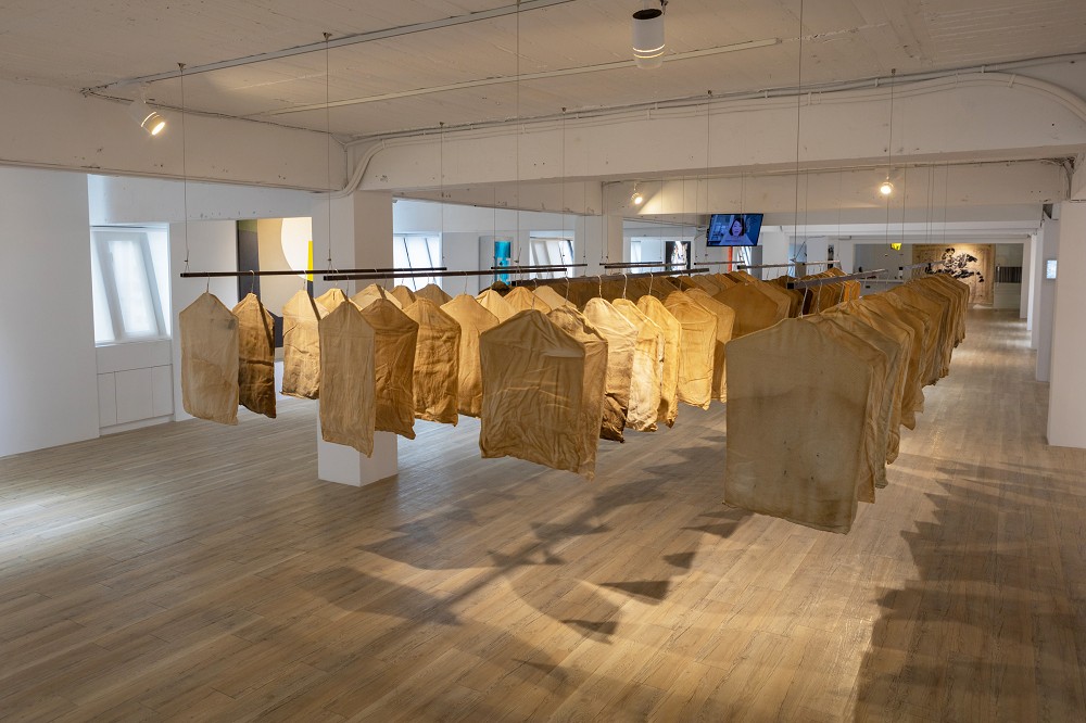 挪威藝術家巴赫里《縫合》台北開展！用舊衣、碎布等織品藝術創作探討情感羈絆