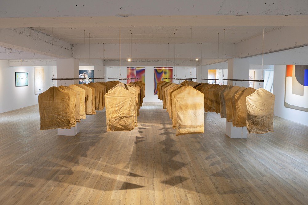 挪威藝術家巴赫里《縫合》台北開展！用舊衣、碎布等織品藝術創作探討情感羈絆