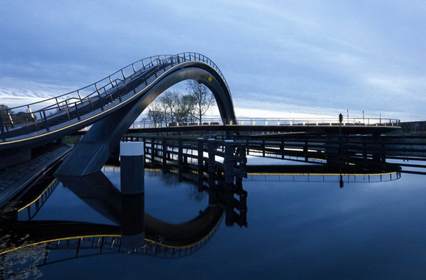 光看腳就軟一半的 Melkweg Bridge