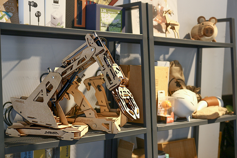 從八歲到八十歲都能玩到瘋掉的桌遊!Armpal遙控戰鬥機械手臂