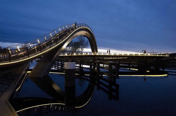 光看腳就軟一半的 Melkweg Bridge
