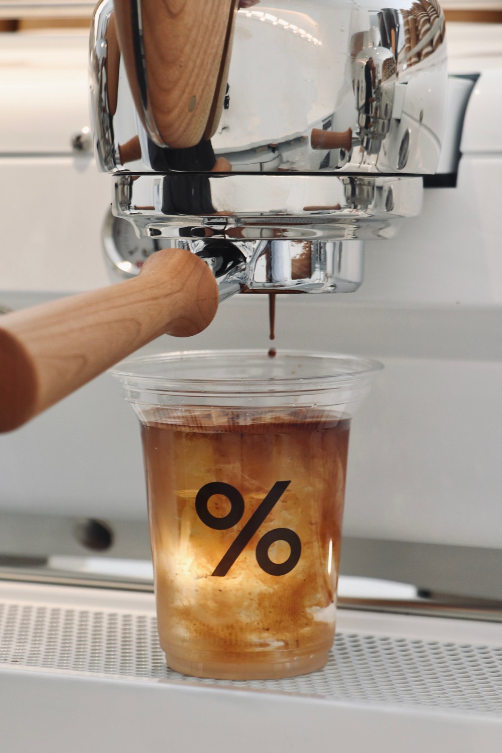 台北象山%Arabica咖啡登場！京都咖啡品牌打造結合台味純白紅磚咖啡空間