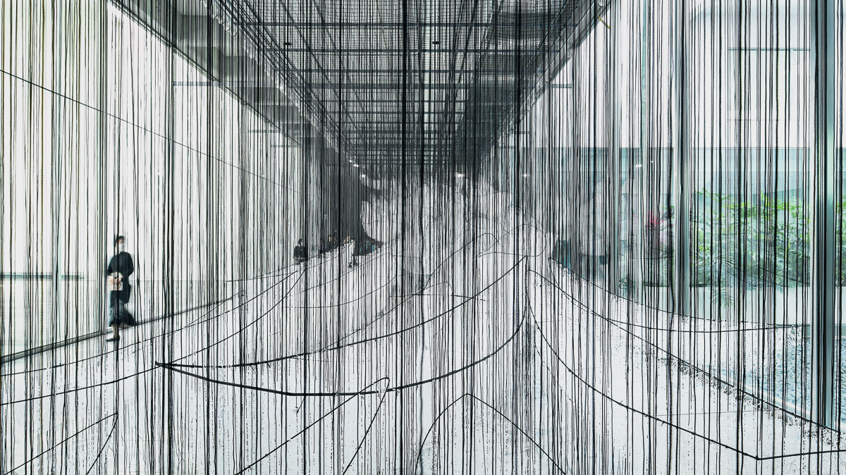 塩田千春《顫動的靈魂》北美館展覽亮點！集結黑紅織網裝置、繪畫等25年生涯創作