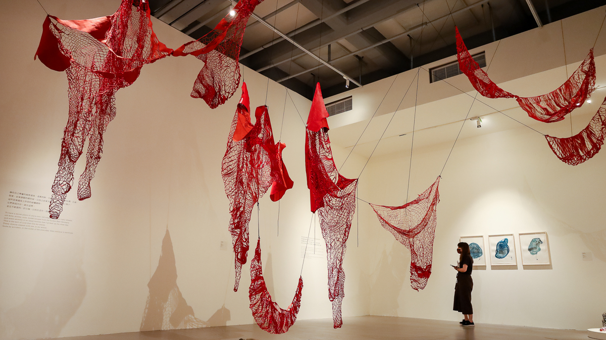 塩田千春《顫動的靈魂》北美館展覽亮點！集結黑紅織網裝置、繪畫等25年生涯創作