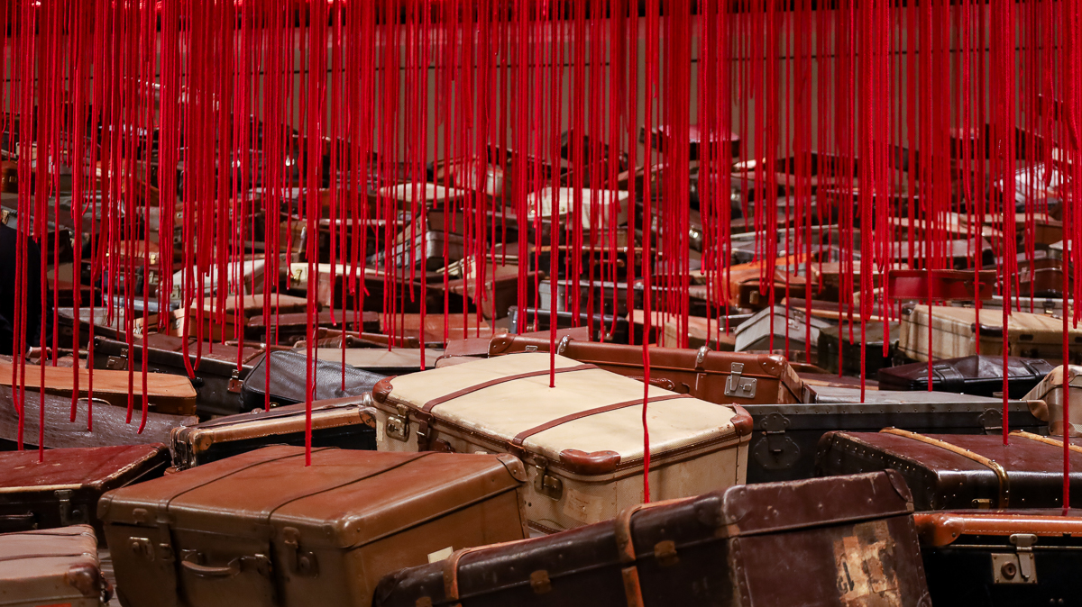 塩田千春《顫動的靈魂》北美館展覽亮點！集結黑紅織網裝置、繪畫等25年生涯創作