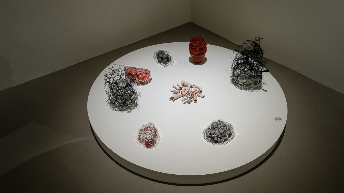 塩田千春《顫動的靈魂》北美館展覽亮點！集結黑紅織網裝置、繪畫等25年生涯創作