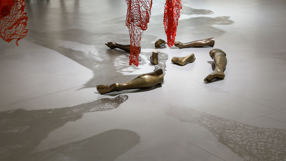 塩田千春《顫動的靈魂》北美館展覽亮點！集結黑紅織網裝置、繪畫等25年生涯創作