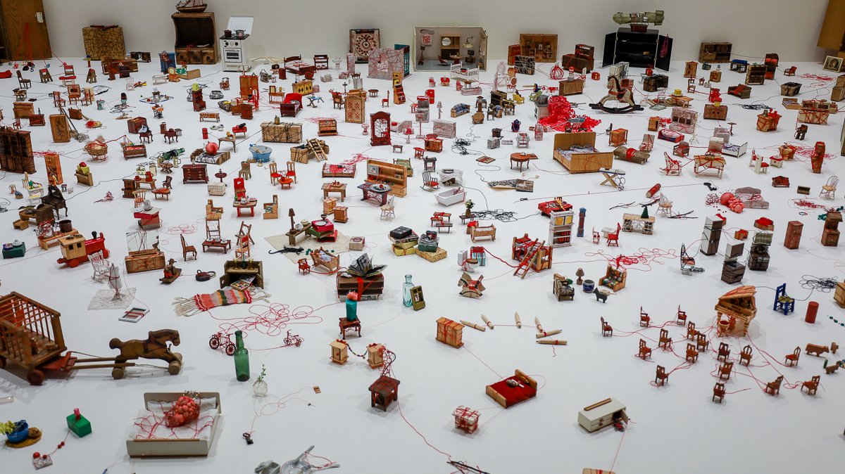 塩田千春《顫動的靈魂》北美館展覽亮點！集結黑紅織網裝置、繪畫等25年生涯創作