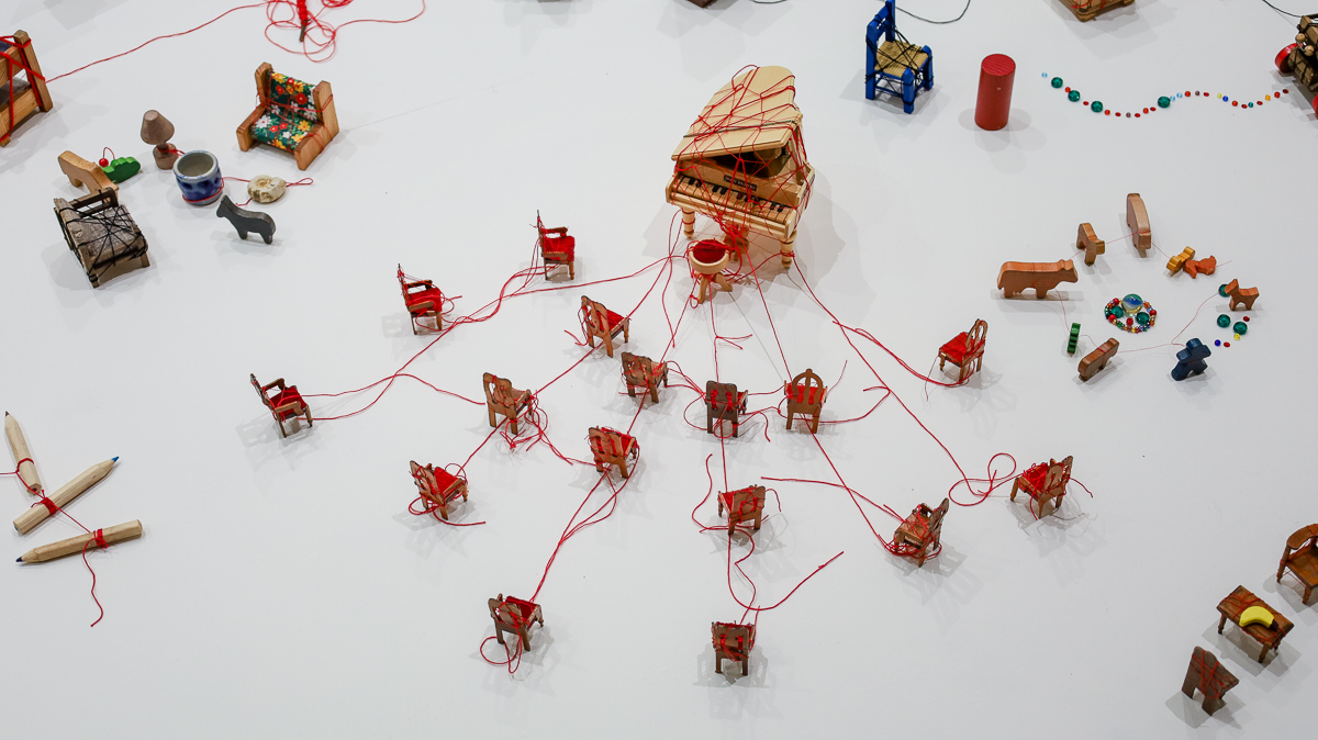 塩田千春《顫動的靈魂》北美館展覽亮點！集結黑紅織網裝置、繪畫等25年生涯創作