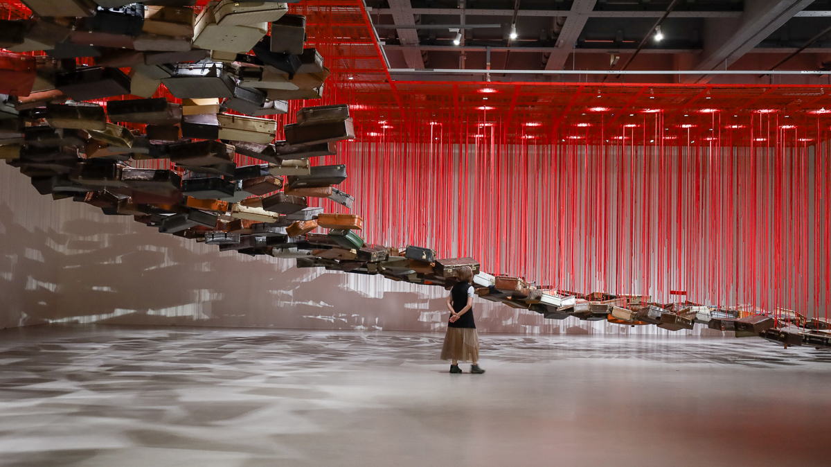 塩田千春《顫動的靈魂》北美館展覽亮點！集結黑紅織網裝置、繪畫等25年生涯創作