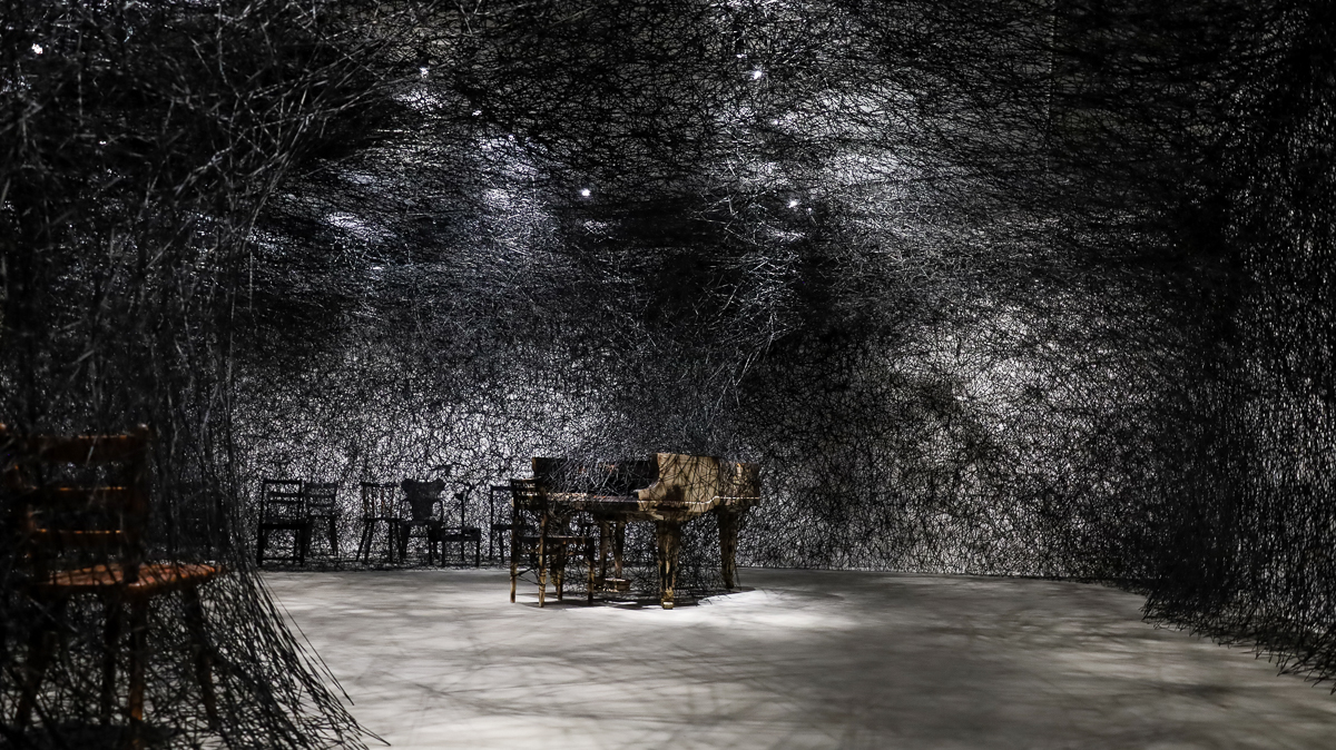 塩田千春《顫動的靈魂》北美館展覽亮點！集結黑紅織網裝置、繪畫等25年生涯創作