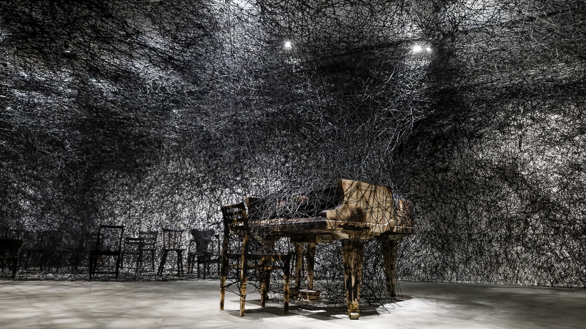 塩田千春《顫動的靈魂》北美館展覽亮點！集結黑紅織網裝置、繪畫等25年生涯創作