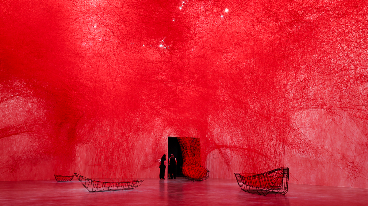 塩田千春《顫動的靈魂》北美館展覽亮點！集結黑紅織網裝置、繪畫等25年生涯創作