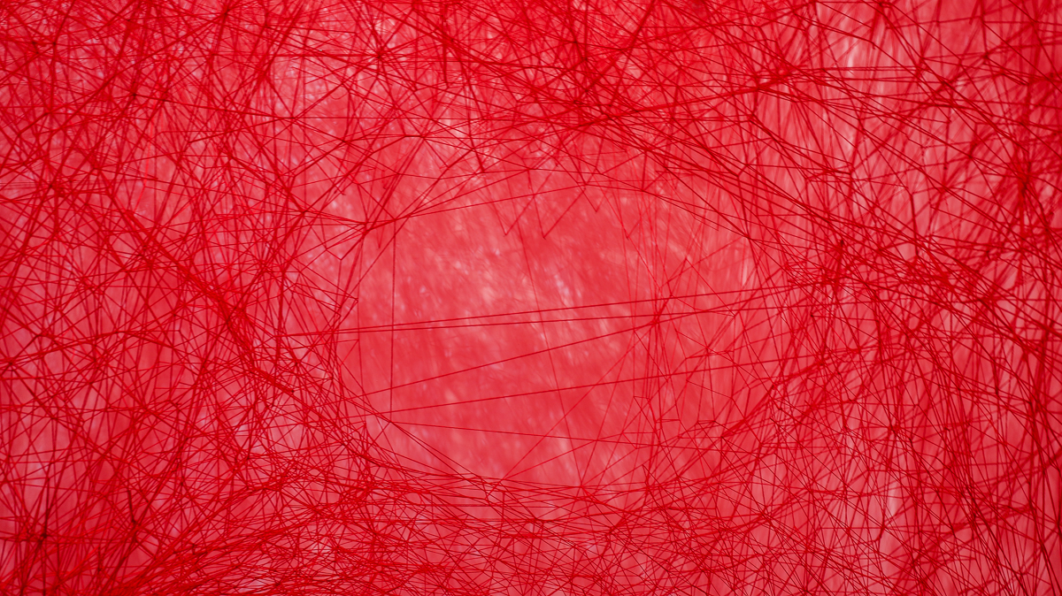 塩田千春《顫動的靈魂》北美館展覽亮點!集結黑紅織網裝置、繪畫等25年生涯創作