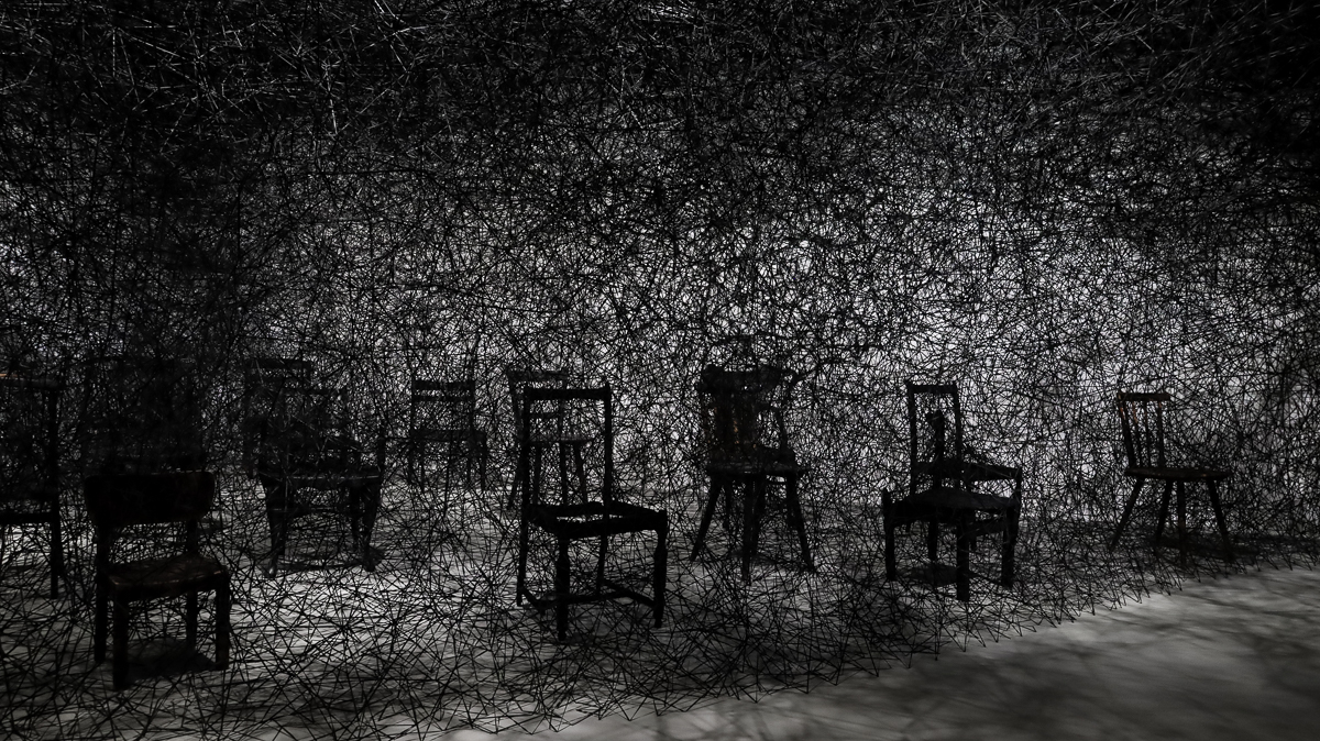 塩田千春《顫動的靈魂》北美館展覽亮點！集結黑紅織網裝置、繪畫等25年生涯創作