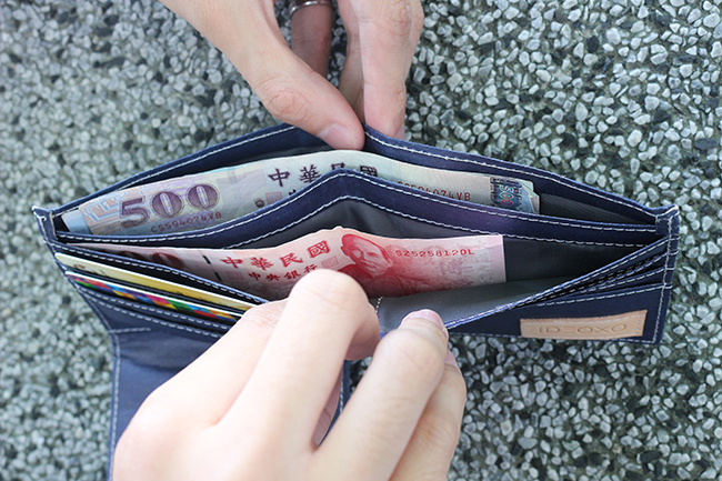 【台灣設計】水泥袋變身紙皮夾!分錢包讓鈔票零錢自動歸位