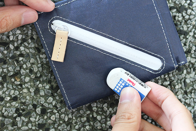 【台灣設計】水泥袋變身紙皮夾!分錢包讓鈔票零錢自動歸位
