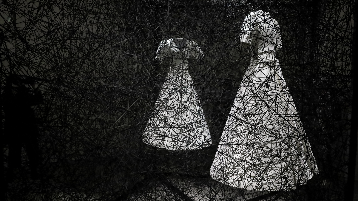 塩田千春《顫動的靈魂》北美館展覽亮點！集結黑紅織網裝置、繪畫等25年生涯創作