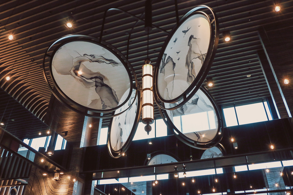 英國藝術家貝馬丁操刀玻璃水母、珊瑚燈壁飾!COZZI Blu 桃園館 4 大海洋設計必看元素揭秘