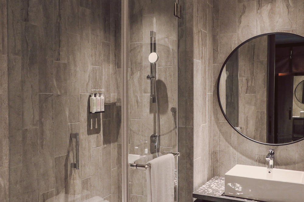 英國藝術家貝馬丁操刀玻璃水母、珊瑚燈壁飾!COZZI Blu 桃園館 4 大海洋設計必看元素揭秘