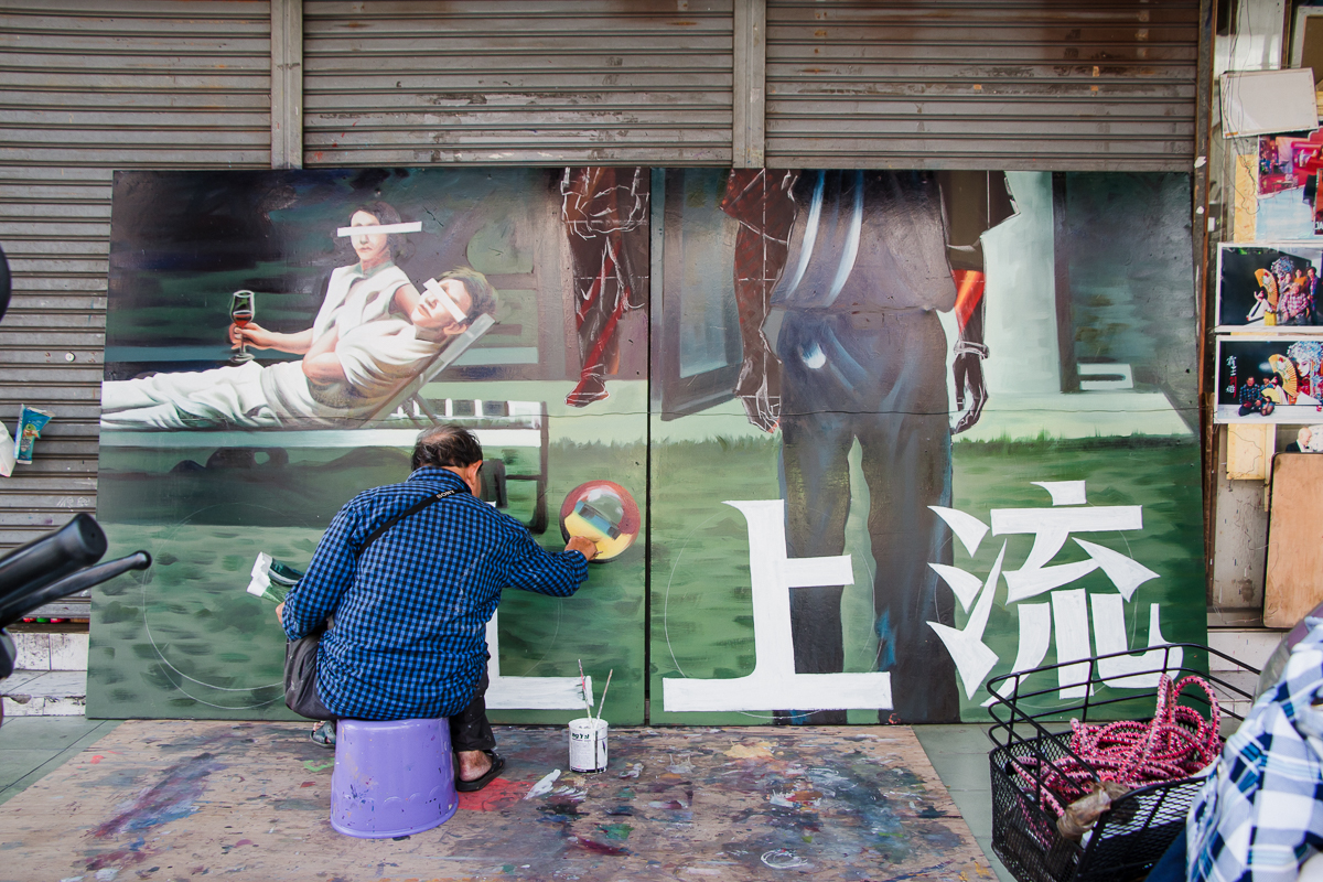 專訪 / 數十年如一日！台南全美戲院國寶級電影手繪看板大師顏振發一甲子的「畫」途