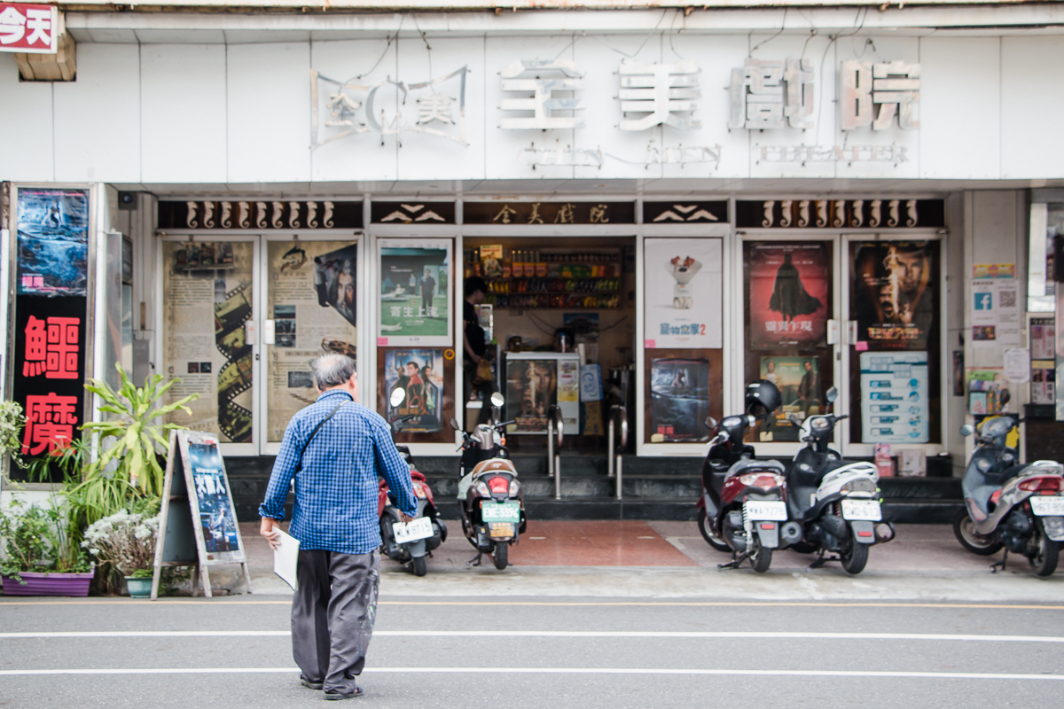 專訪 / 數十年如一日!台南全美戲院國寶級電影手繪看板大師顏振發一甲子的「畫」途
