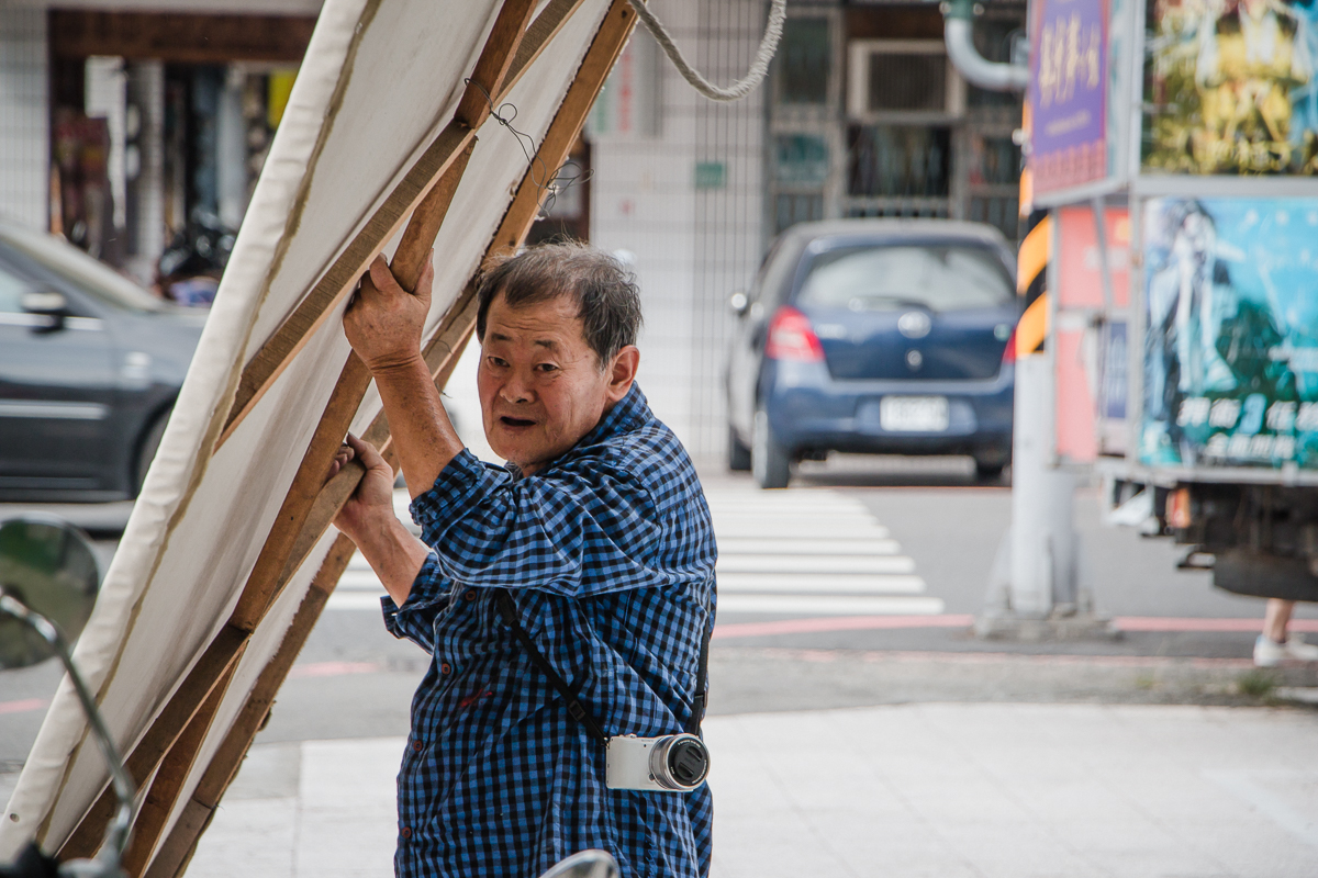 專訪 / 數十年如一日！台南全美戲院國寶級電影手繪看板大師顏振發一甲子的「畫」途